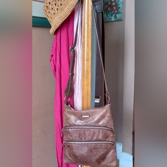 Danier Messenger Crossbody Leather Purse - Picture 13 of 13